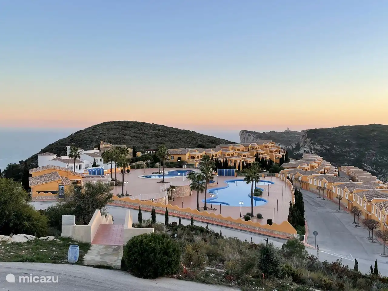 Complejo bien mantenido con 3 fantásticas piscinas y las playas del mar a solo 7 minutos en coche.