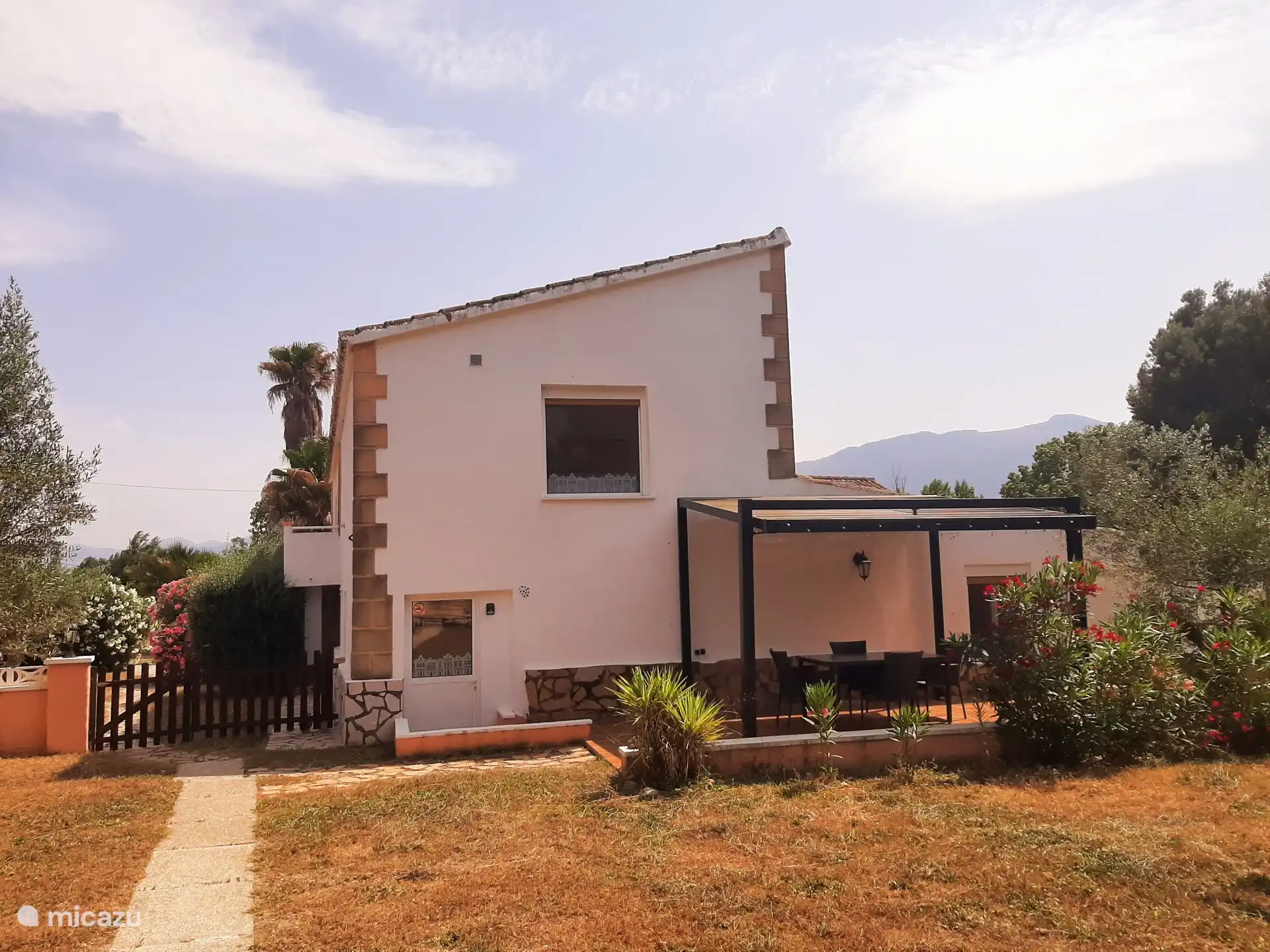 Schattige Terrasse mit Blick auf den Pool