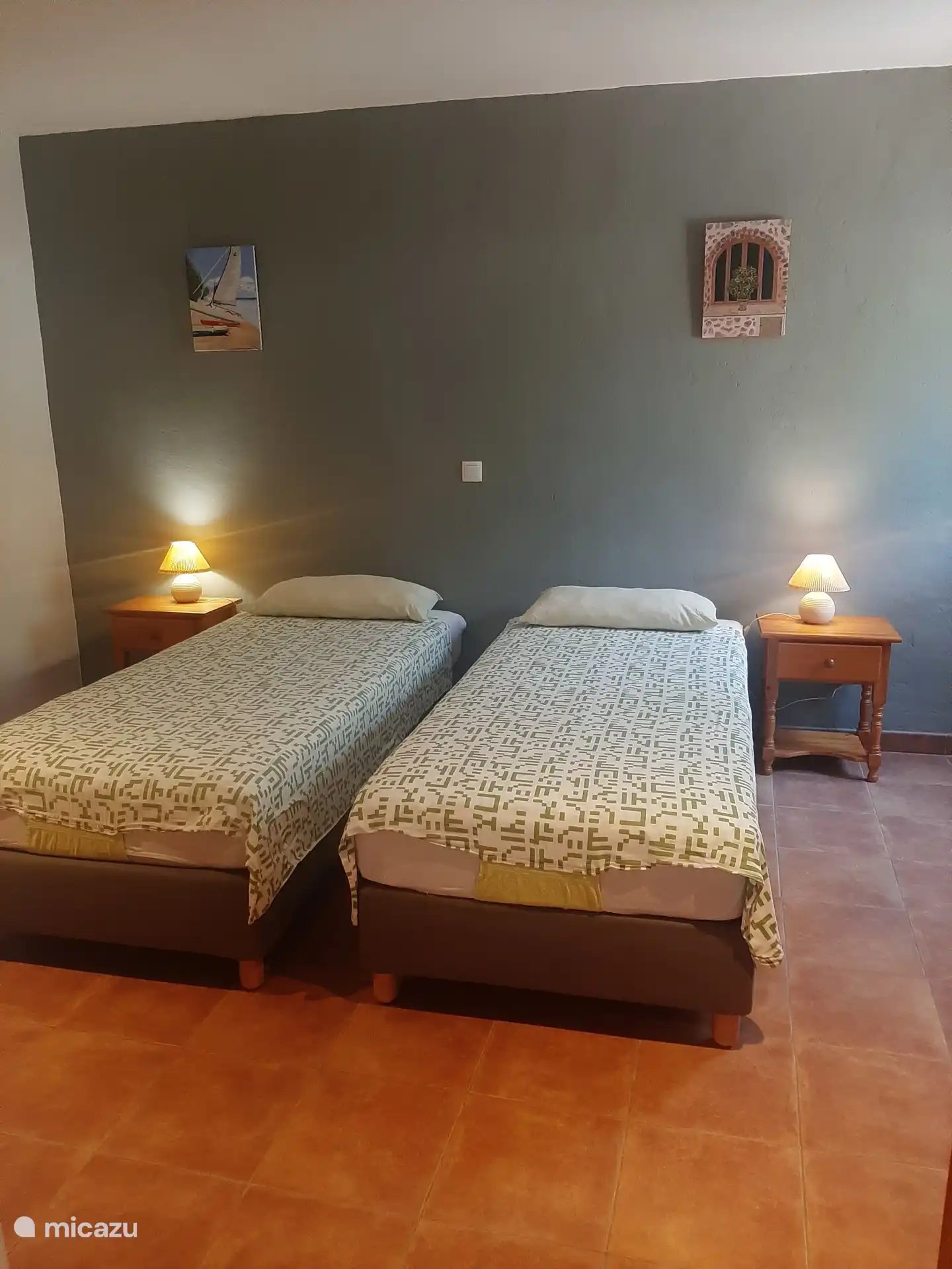 Schlafzimmer mit 2 getrennten Boxspringbetten. Ein 5. Bett kann in diesem Zimmer hinzugefügt werden.