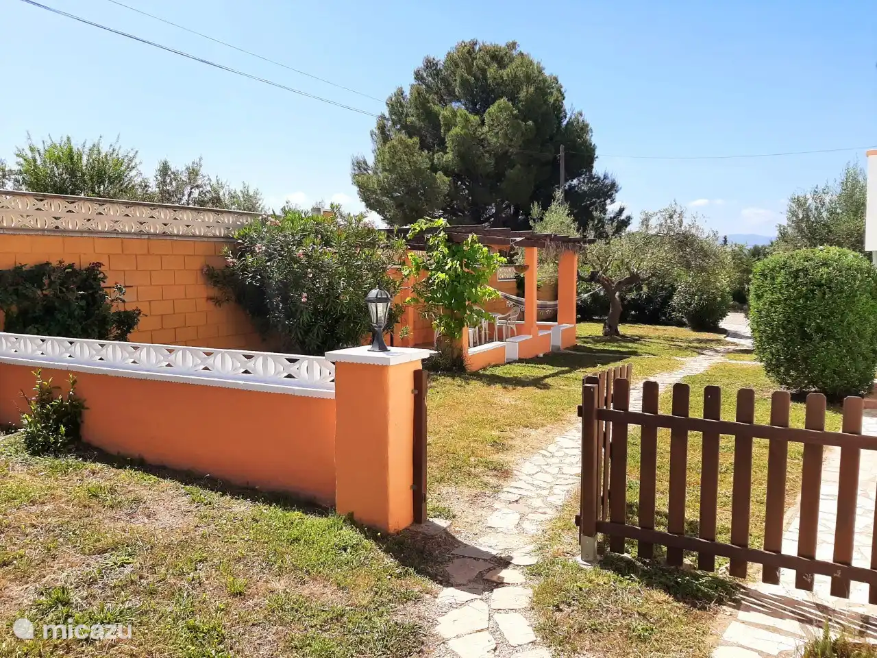 Zugang vom Parkplatz zum Gästehaus und Schwimmbad.