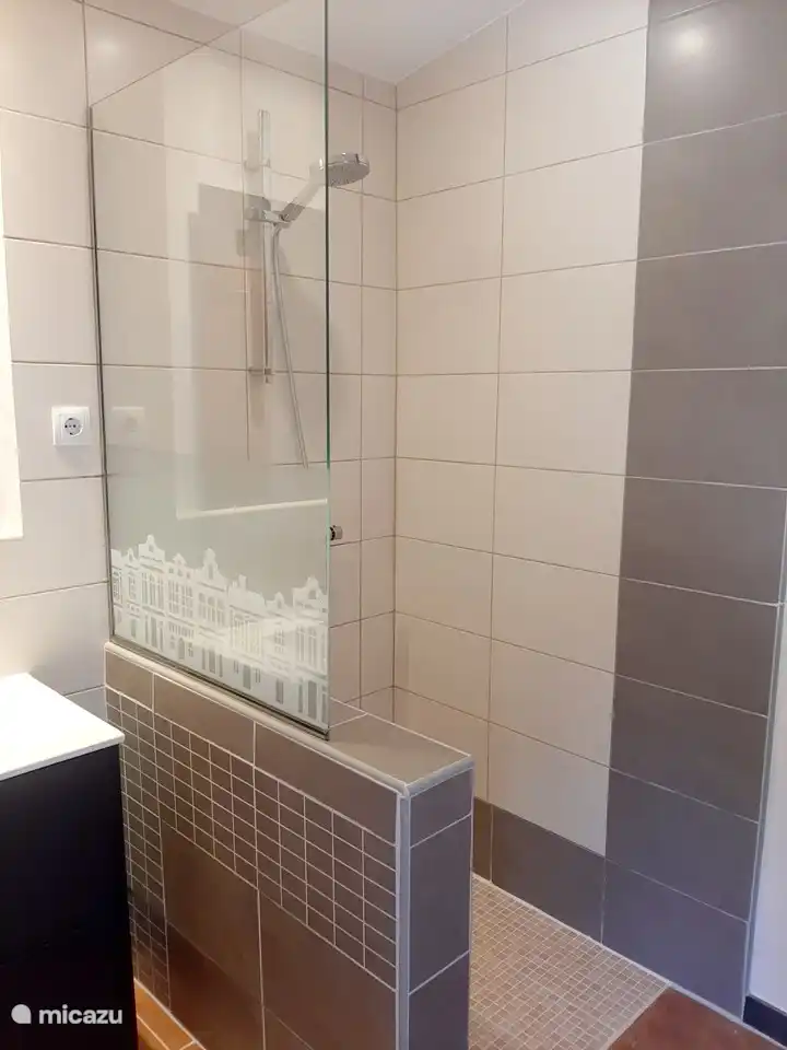 Ensuite Badezimmer mit ebenerdiger Dusche, die zum Schlafzimmer im Obergeschoss gehört.