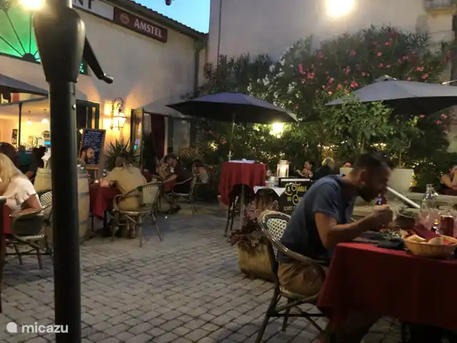 gîte / cottage huren in Frankrijk, Aude, Ginestas – Maison du Midi, appartement Inesta Restaurant in ons Dorp, La table u Casino