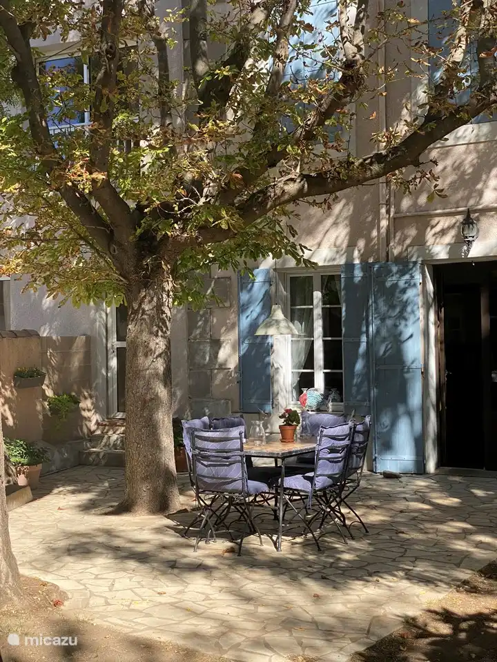 Garten mit Terrasse und Sitzecke