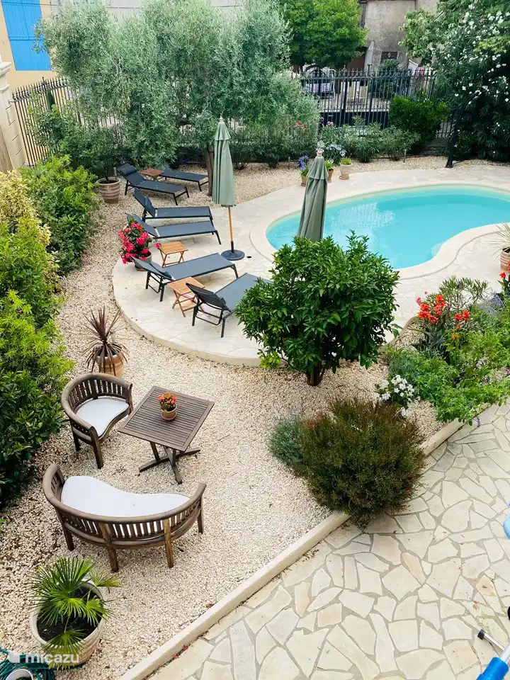 Swimmingpool mit Liegestühlen und Sonnenterrasse