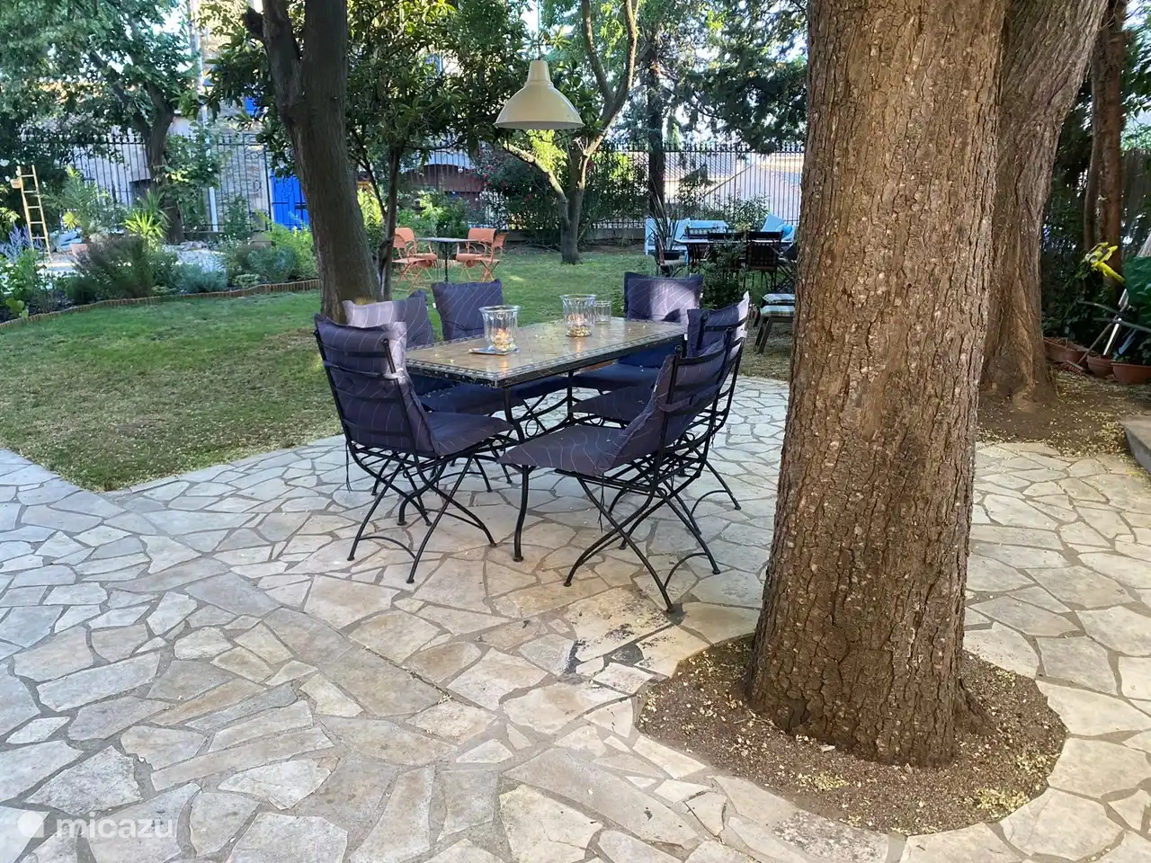 Garten mit Sitzbereichen und Lounge-Sofas