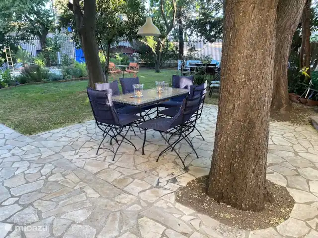 gîte / cottage huren in Frankrijk, Aude, Ginestas – Maison du Midi, appartement Inesta Tuin met zithoekjes en loungebanken