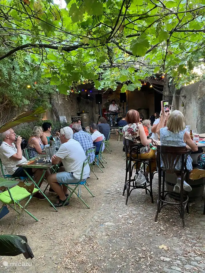 Weinbar L'Oncle Jules in unserem Dorf