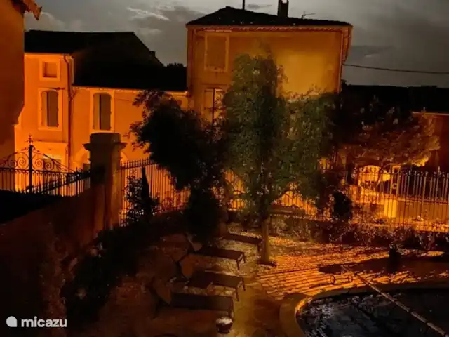 gîte / cottage huren in Frankrijk, Aude, Ginestas – Maison du Midi, appartement Inesta Ginestas in de avond