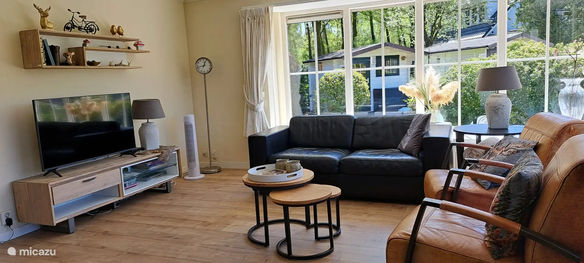 The living room with smart TV (equipped with chromecast) seen from the kitchen