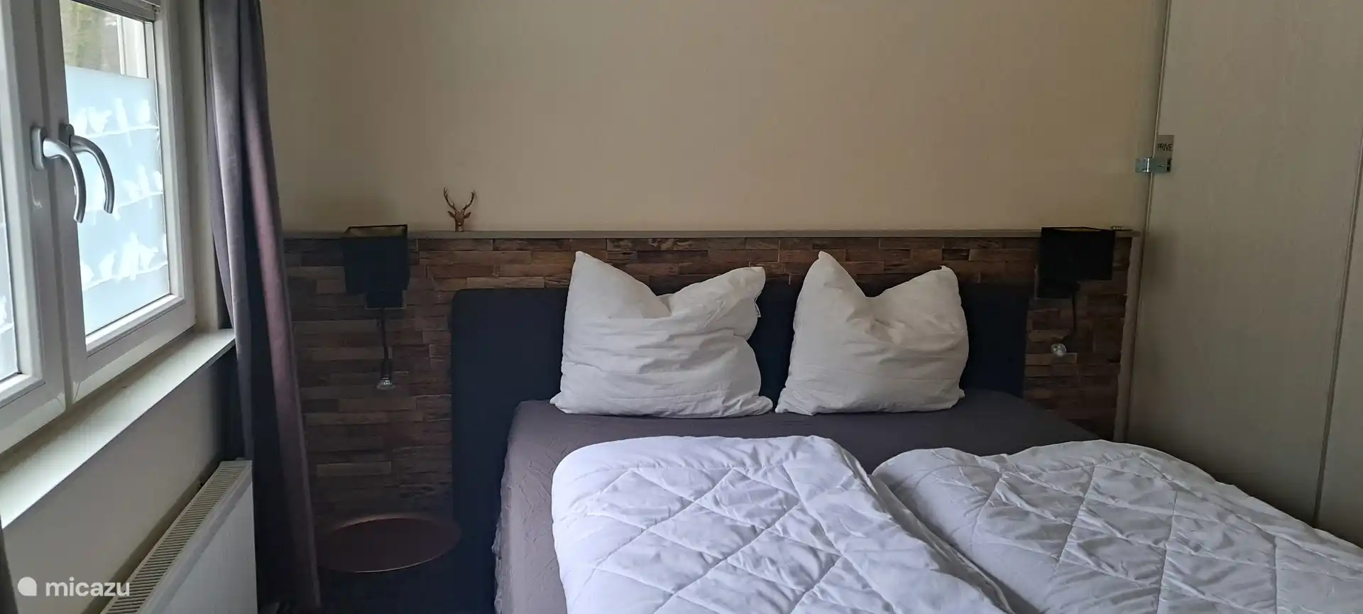 De slaapkamer met hoog bed