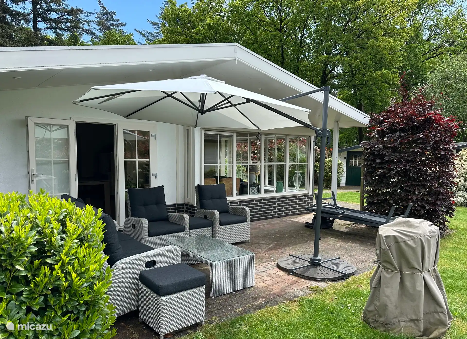 chalet huren in Otterlo, Gelderland, Nederland - Zonnig chalet aan mooie siervijver