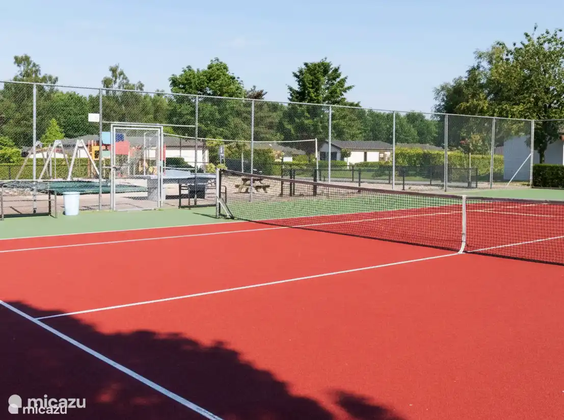 De tennisbaan, hier kunt u zonder meerkosten gebruik van maken