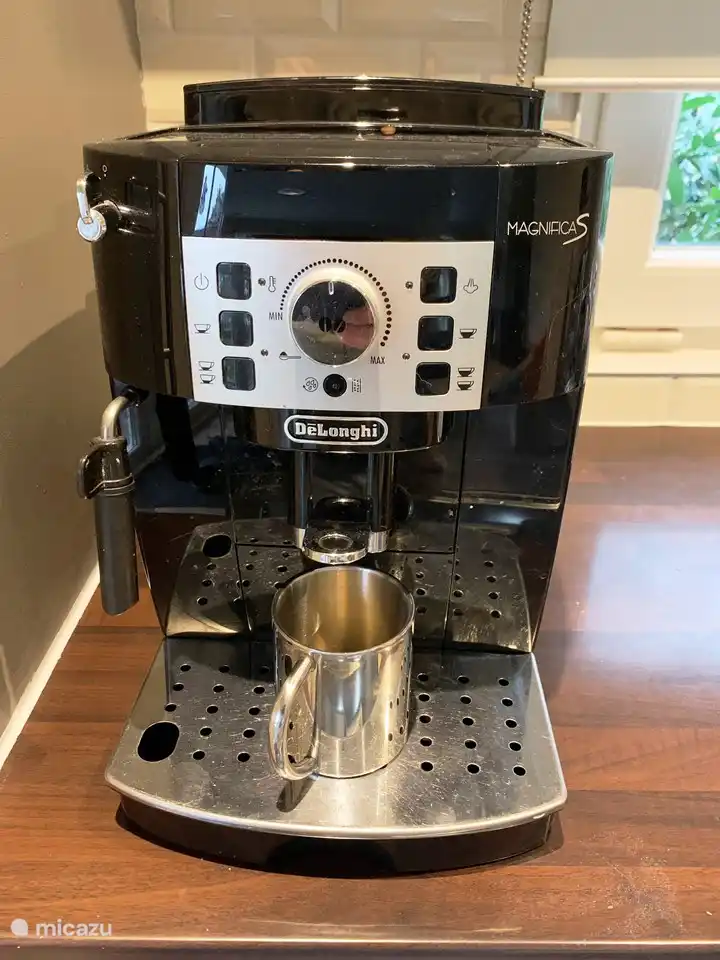 Automatic coffee machine for beans, an ordinary coffee machine is also available