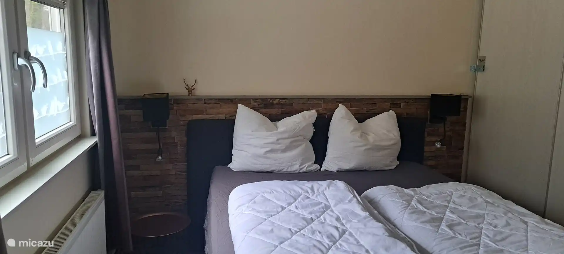 The bed (160x200) has a clean mattress cover. Only duvet covers and pillowcases to bring yourself.