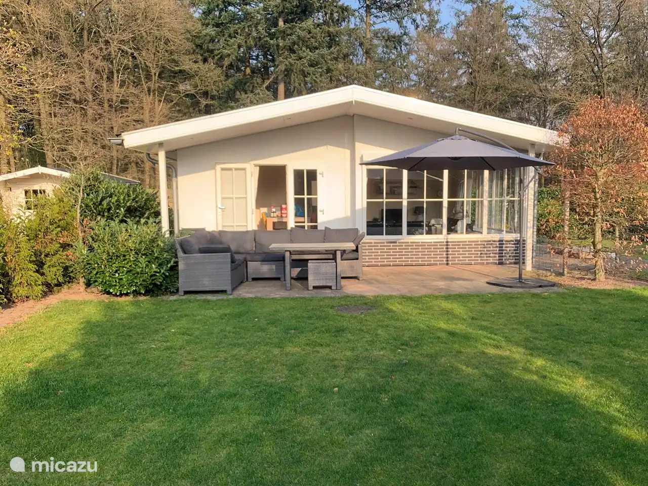 Chalet seen from the garden with lounge set