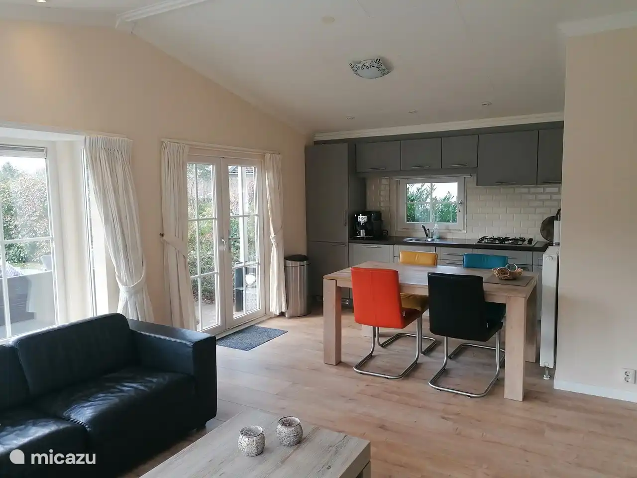 The kitchen with dishwasher, combi microwave and espresso machine