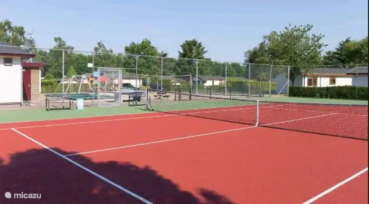 The tennis court on the Kerkendel estate, freely accessible