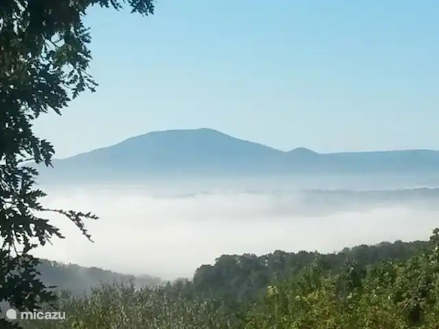 appartement huren in Italië, Lazio, Viterbo – Villa Le Tre Querce uitzicht vanuit de tuin - Cimini gebergte