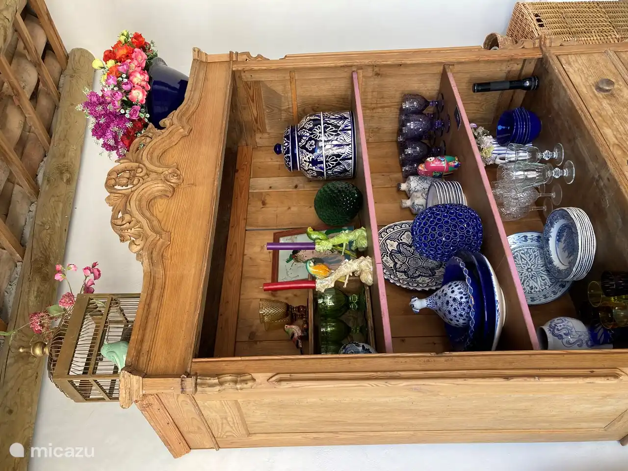 Schrank mit Geschirr