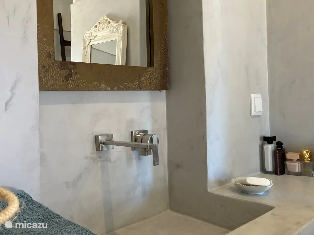 Neues Badezimmer mit Waschbecken aus Naturstein