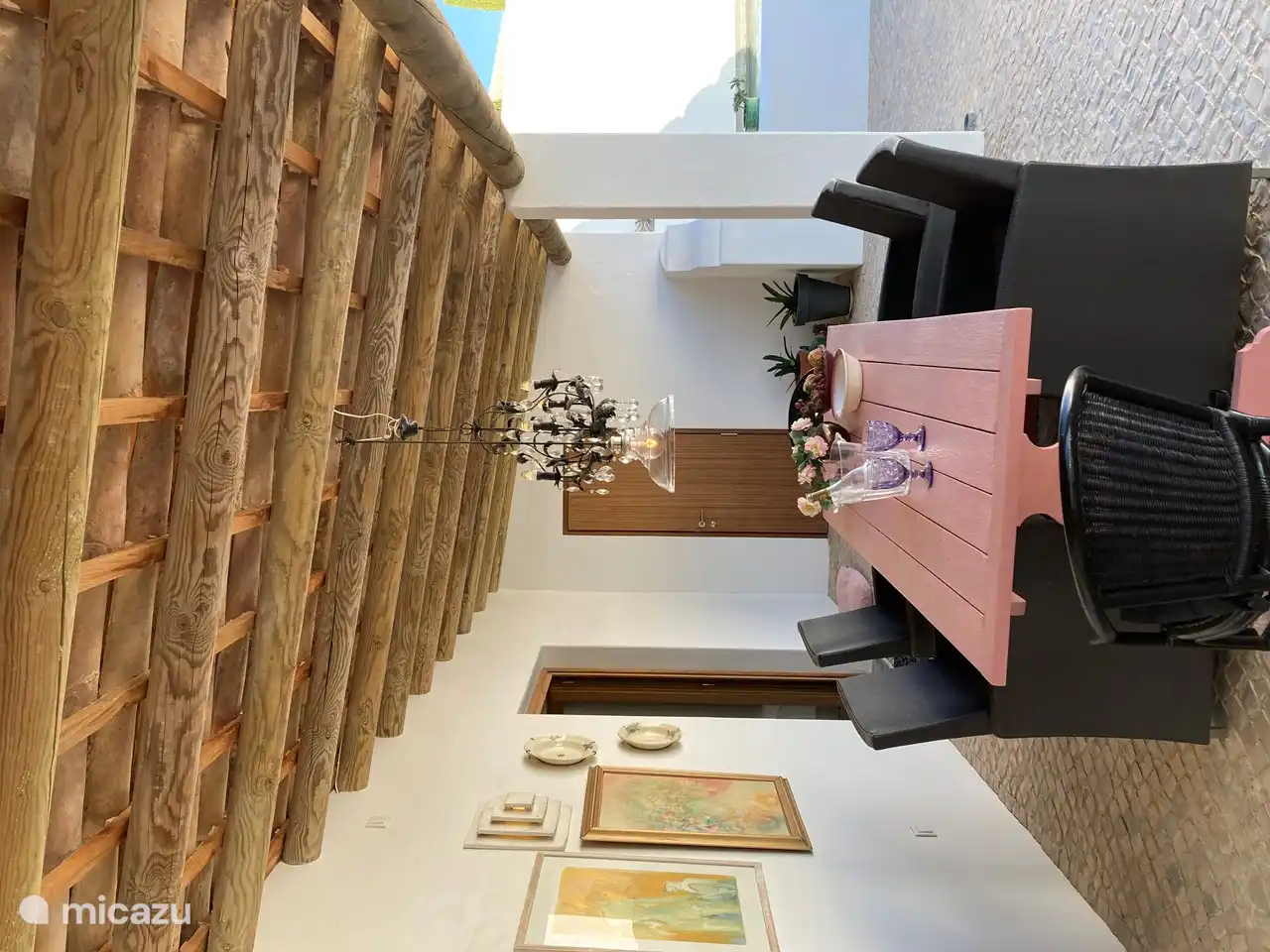 Veranda mit großem Tisch