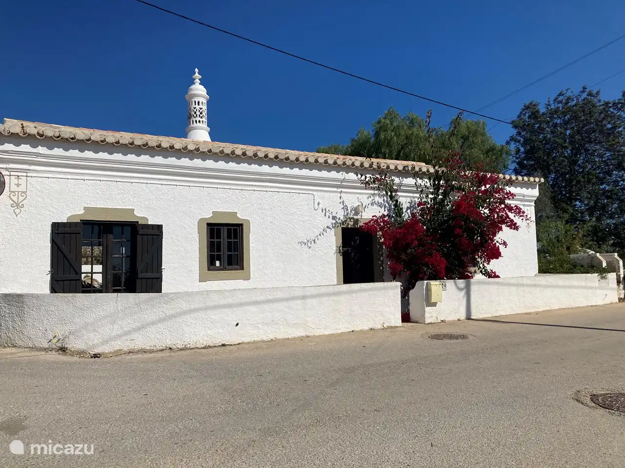 Die Vorderseite der Casa Portuguesa