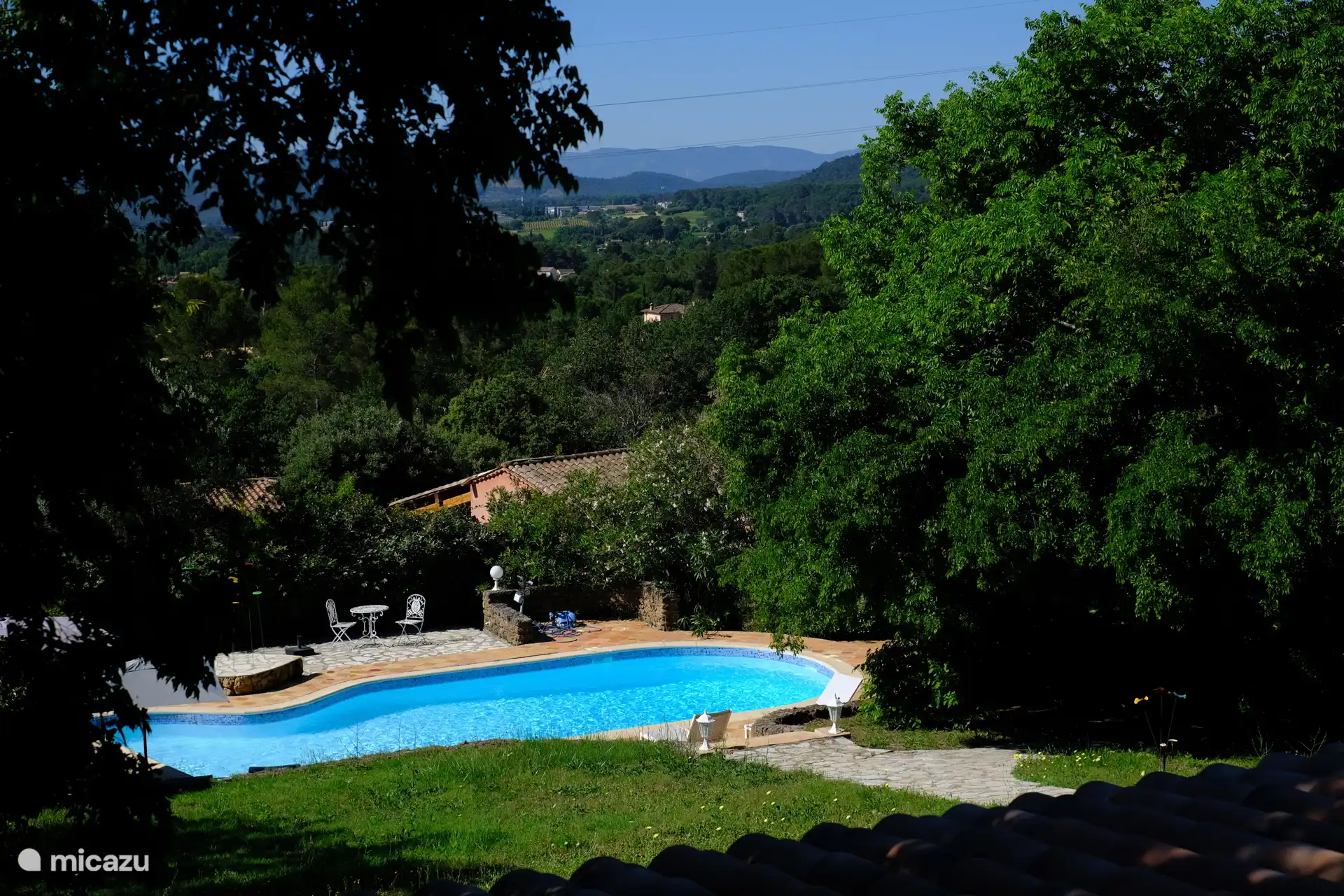 Beide Schlafzimmer bieten Zugang zu Ihrem privaten Treppenabsatz mit Panoramablick über Ihr Grundstück und die Berge.