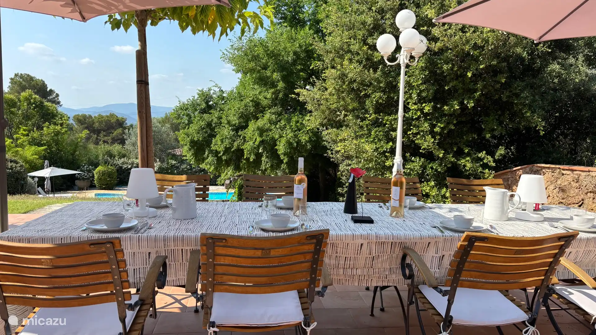 Große Terrasse mit Vue und riesigem Tisch für alle gemeinsamen Mahlzeiten.