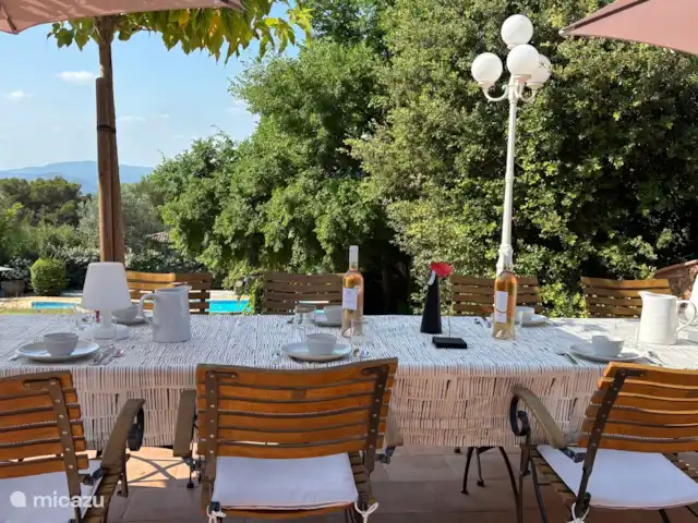 Solange, la maison qui vous enchante. | France, Var, La Motte - villa Grande terrasse avec vue et grande table pour tous les repas ensemble.