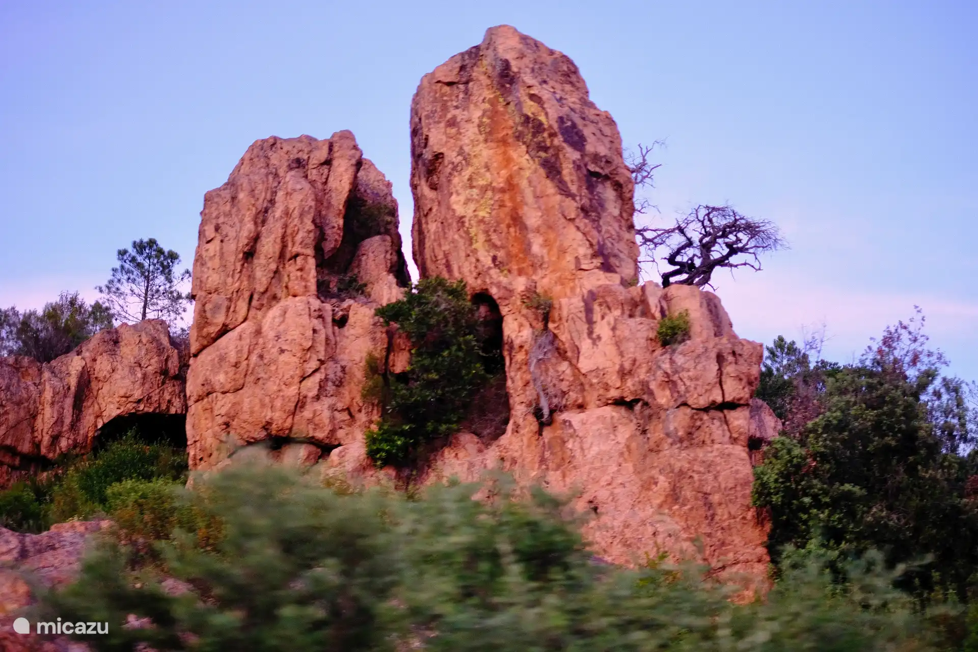 Ein Ausflug entlang der Küste führt Sie in das Esterel-Gebirge. Erklimmen Sie den Pic Roux. Nehmen Sie das Boot oder das Auto. Kombinieren Sie diese Reise mit einem Besuch in Cannes oder Nizza.