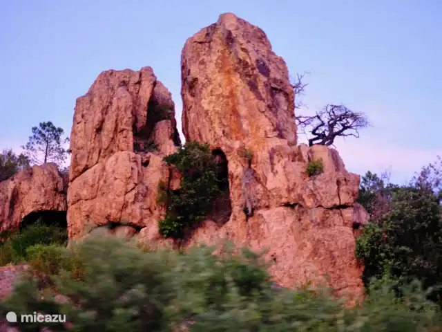 Solange, la maison qui vous enchante. | France, Var, La Motte - villa Une balade le long de la côte vous mènera dans le massif de l’Estérel. Ascension du Pic Roux. Prenez le bateau ou la voiture. Combinez ce voyage avec une visite à Cannes ou à Nice.