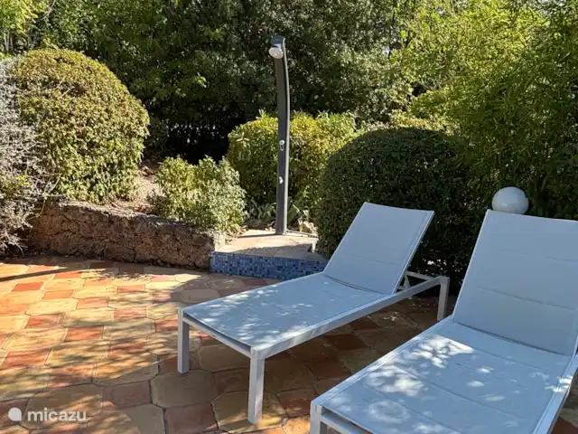Solange, la maison qui vous enchante. | France, Var, La Motte - villa Et douche extérieure.