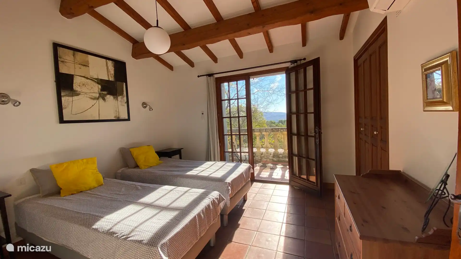 Die Zimmer haben Fensterläden, um die Hitze draußen zu halten. Wir machen die Betten für Sie und legen 2 Handtücher p.P. hin.