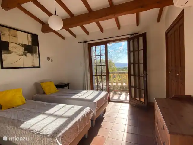 Solange, la maison qui vous enchante. | France, Var, La Motte - villa Les chambres ont des volets pour empêcher la chaleur d’entrer. Nous faisons les lits pour vous et déposons 2 serviettes p.p.