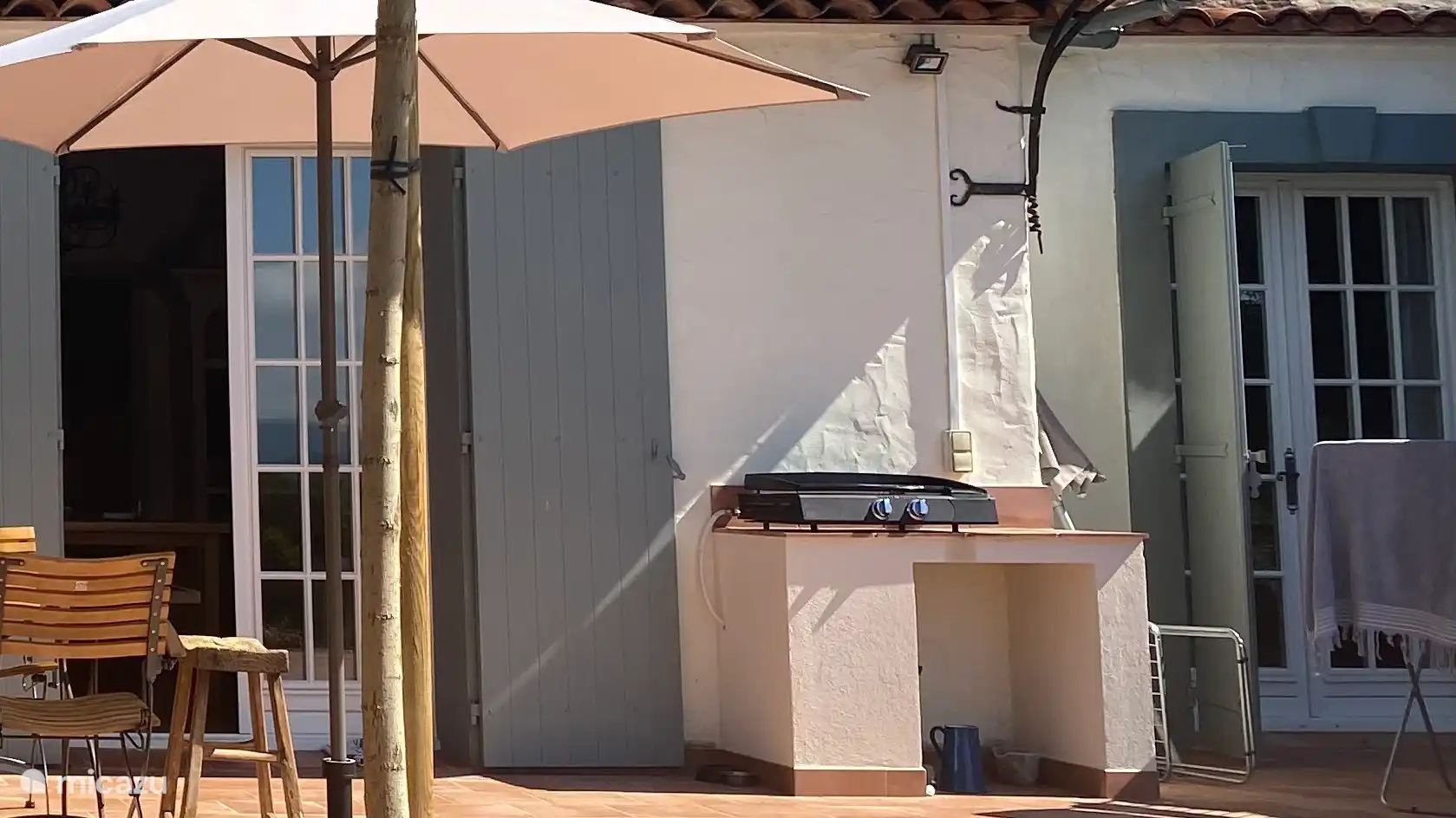 Auf der Terrasse steht die Plancha, eine Grillplatte.  Jegliche Form von offenem Feuer ist verboten.
