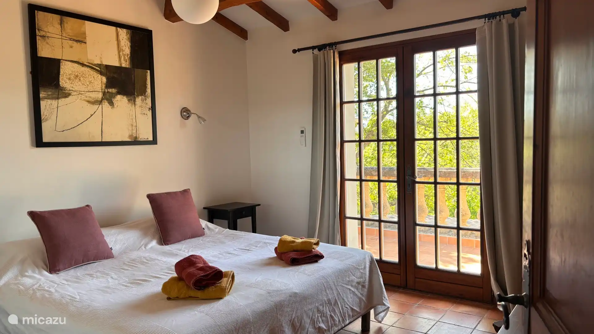 Die Schlafzimmer verfügen über Boxspringbetten (Einzel- oder Doppelbetten) und Terrassentüren zum Balkon.