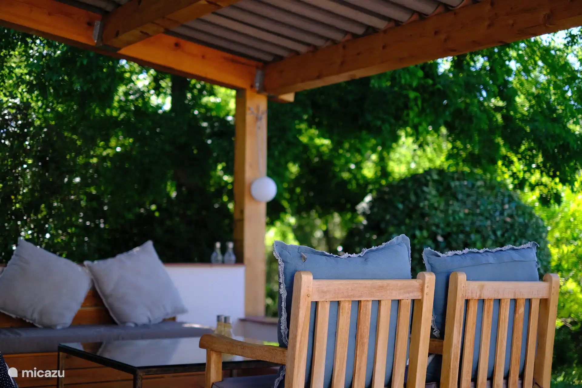 Auf der Terrasse befindet sich ein schattiges Blätterdach mit wunderschönem Blick über die Berge. 