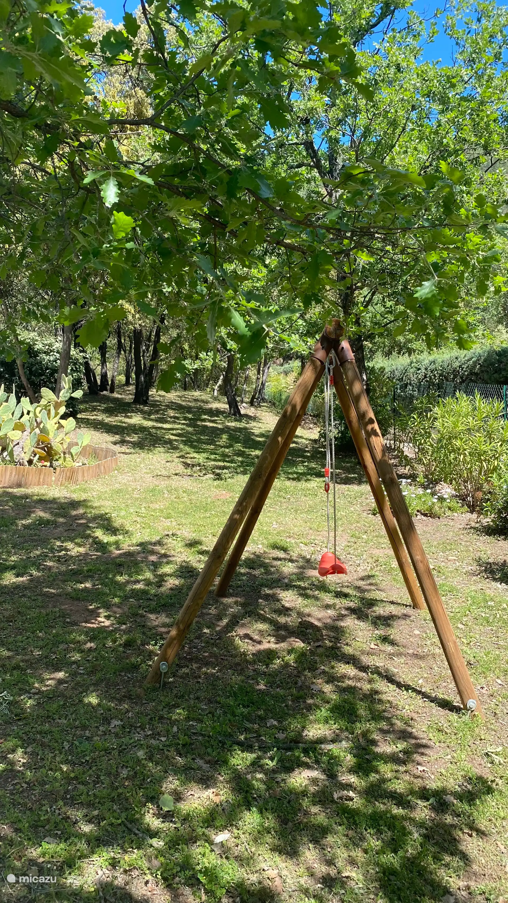 Viele Kinderaktivitäten: eine Schaukel, Tischtennistisch, Badmintonnetz, Petanque, verschiedene Wasserspiele, drei Mountainbikes. Spielzeug und Spiele.