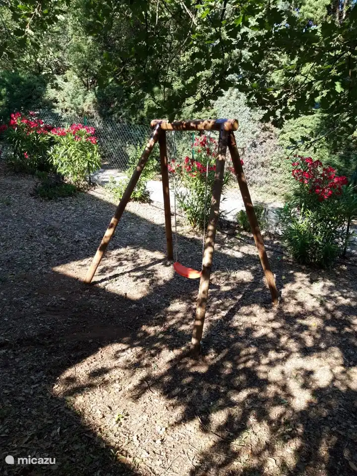 Für die Kinder gibt es zusätzliche Aufmerksamkeit: eine Schaukel, eine Tischtennisplatte, ein Badmintonnetz, ein Petanque-Set, verschiedene Wasserspiele, 3 Mountainbikes. Und Spielzeug und Spiele.