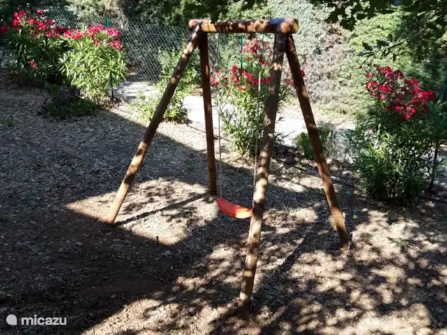 Solange, la maison qui vous enchante. | France, Var, La Motte - villa Il y a beaucoup d’occasions de jouer ; Une balançoire, une table de ping-pong, un filet de badminton, un terrain de pétanque, divers jeux d’eau, 3 VTT.