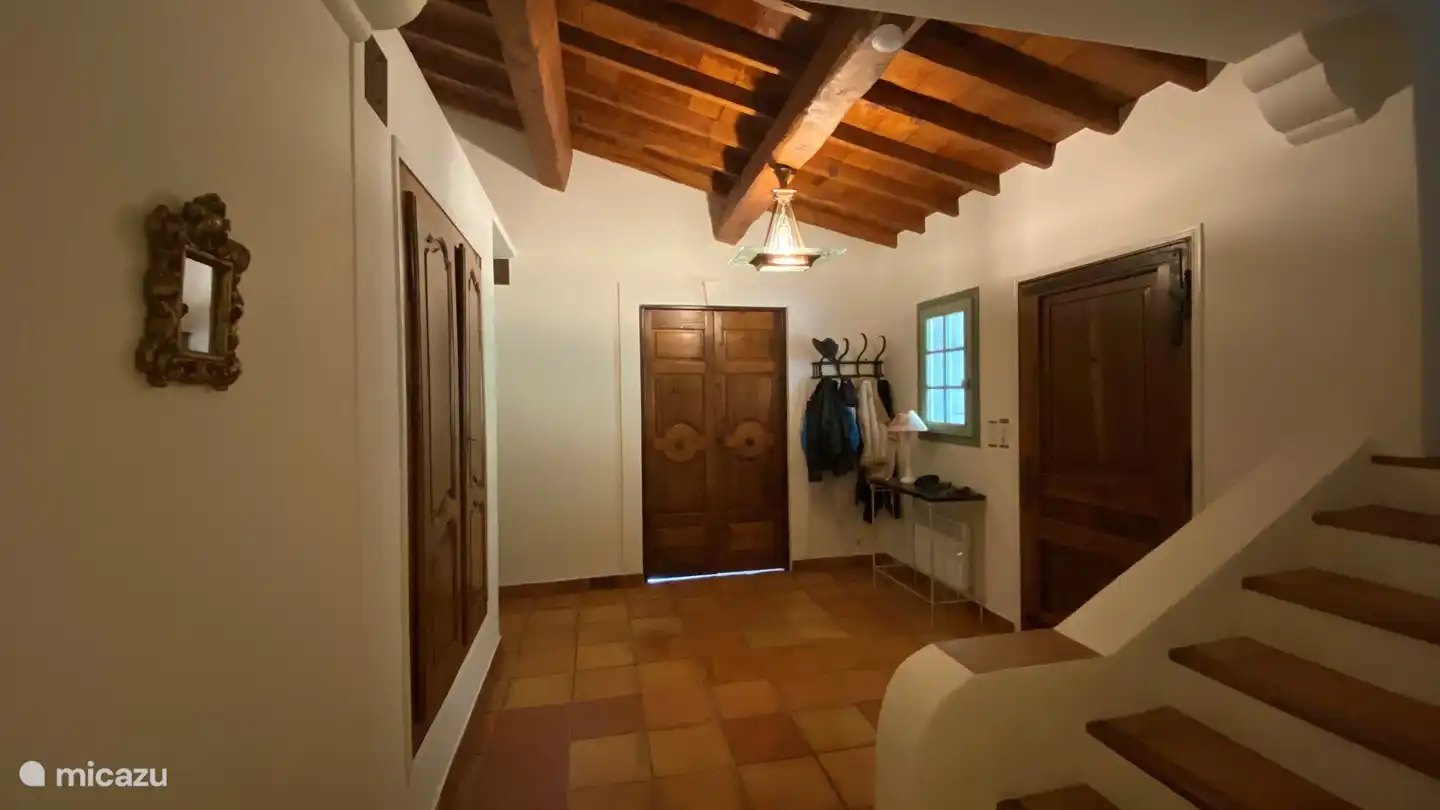 Im Inneren befindet sich die große, immer kühle Halle. Die originale Louise XIV-Tür bringt Sie ins Wohnzimmer. Die Halle bietet auch Zugang zu allen anderen Räumen.