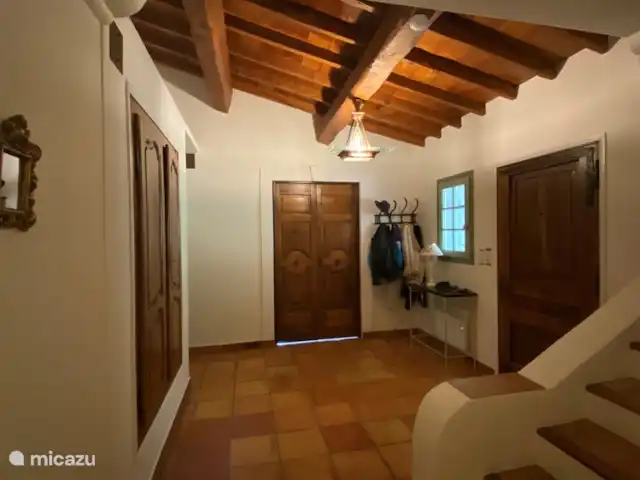 Solange, la maison qui vous enchante. | France, Var, La Motte - villa À l’intérieur se trouve la grande salle toujours fraîche. La porte Louise XIV d’origine vous amène dans le salon. La salle donne également accès à toutes les autres pièces.