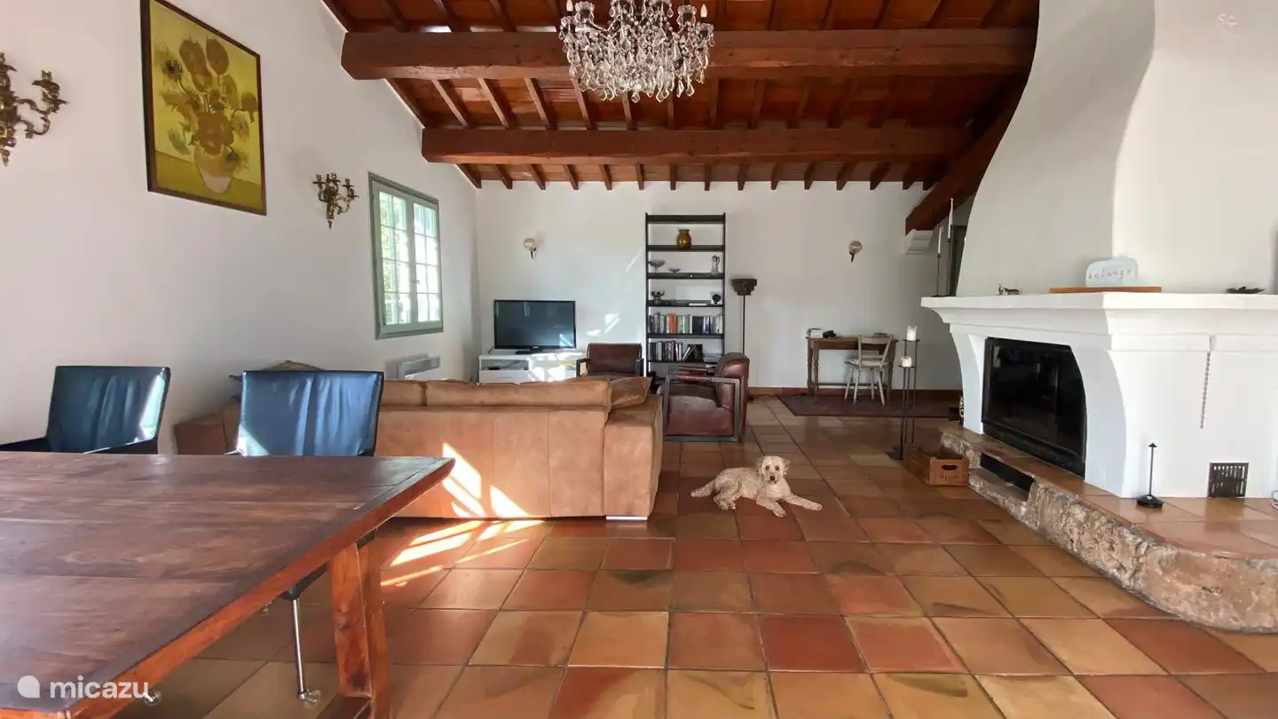 Sie haben Zugang zu Netflix, einer Spielekonsole, Büchern, Spielen und Informationen über die Gegend. Sie können alles verwenden. Selbstverständlich hinterlassen wir es für unsere nächsten Gäste aufgeräumt. Es gibt WIFI im und um das Haus. 