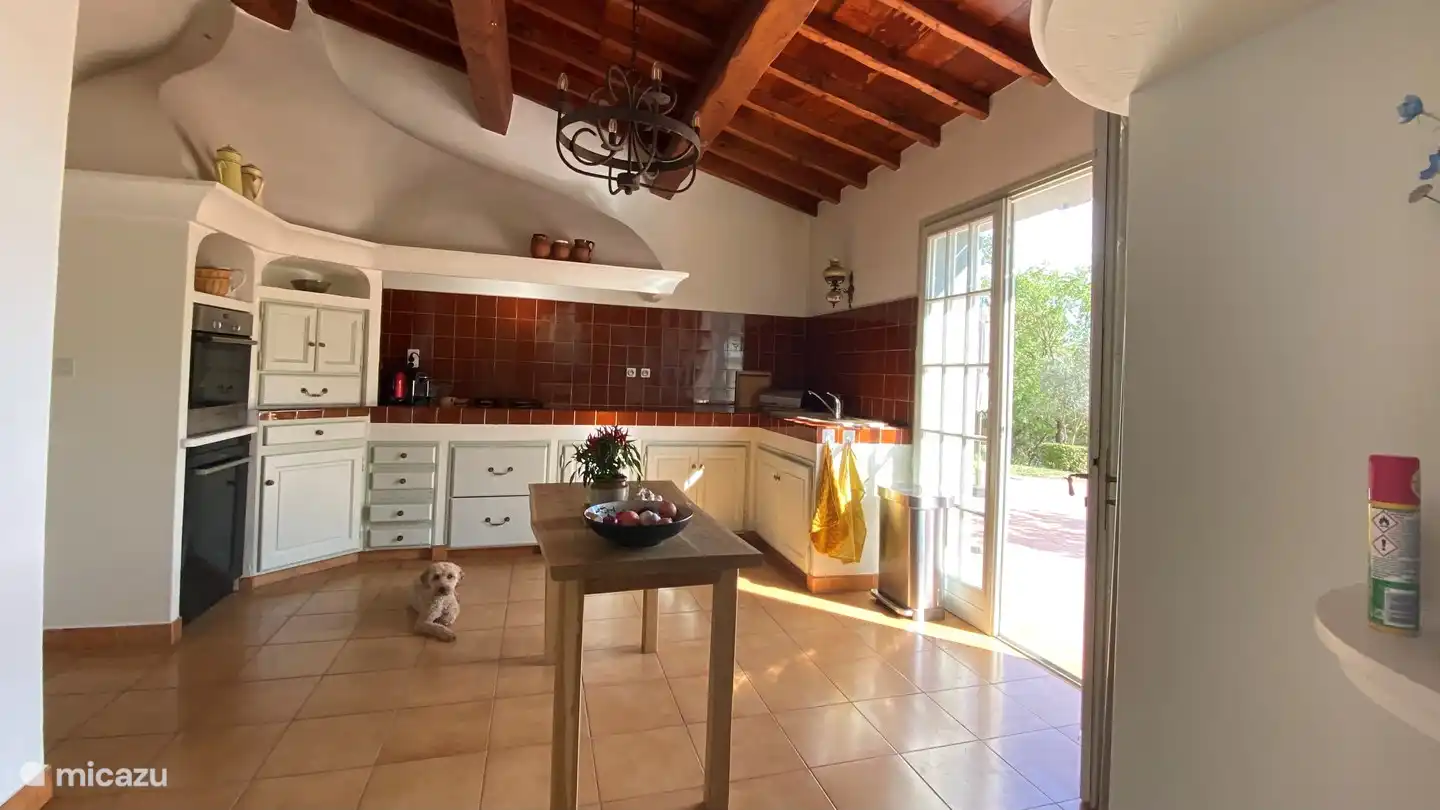 In der Küche gibt es einen Kühlschrank mit Gefrierfach mit Eismaschine, Geschirrspüler, Backofen, Mikrowelle und Nespresso-Maschine. Die Waschmaschine befindet sich in der Waschküche im Erdgeschoss.