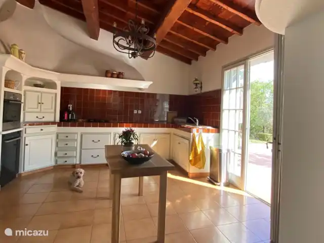 Solange, la maison qui vous enchante. | France, Var, La Motte - villa Dans la cuisine, il y a un réfrigérateur-congélateur avec machine à glaçons, lave-vaisselle, four, micro-ondes et machine Nespresso. La machine à laver est située dans la buanderie en bas.