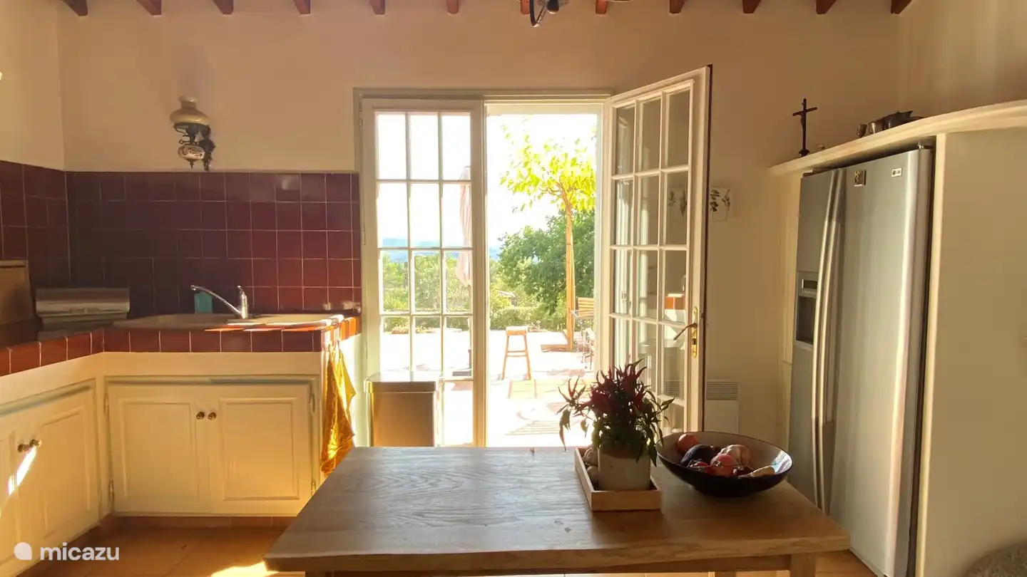 Große Auswahl an Kochutensilien, Geschirr und Besteck.