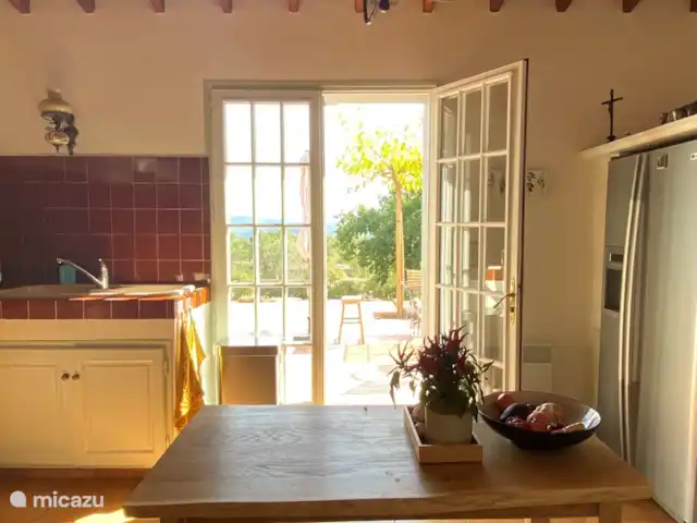 Solange, la maison qui vous enchante. | France, Var, La Motte - villa Large gamme d’ustensiles de cuisine, de vaisselle et de couverts.
