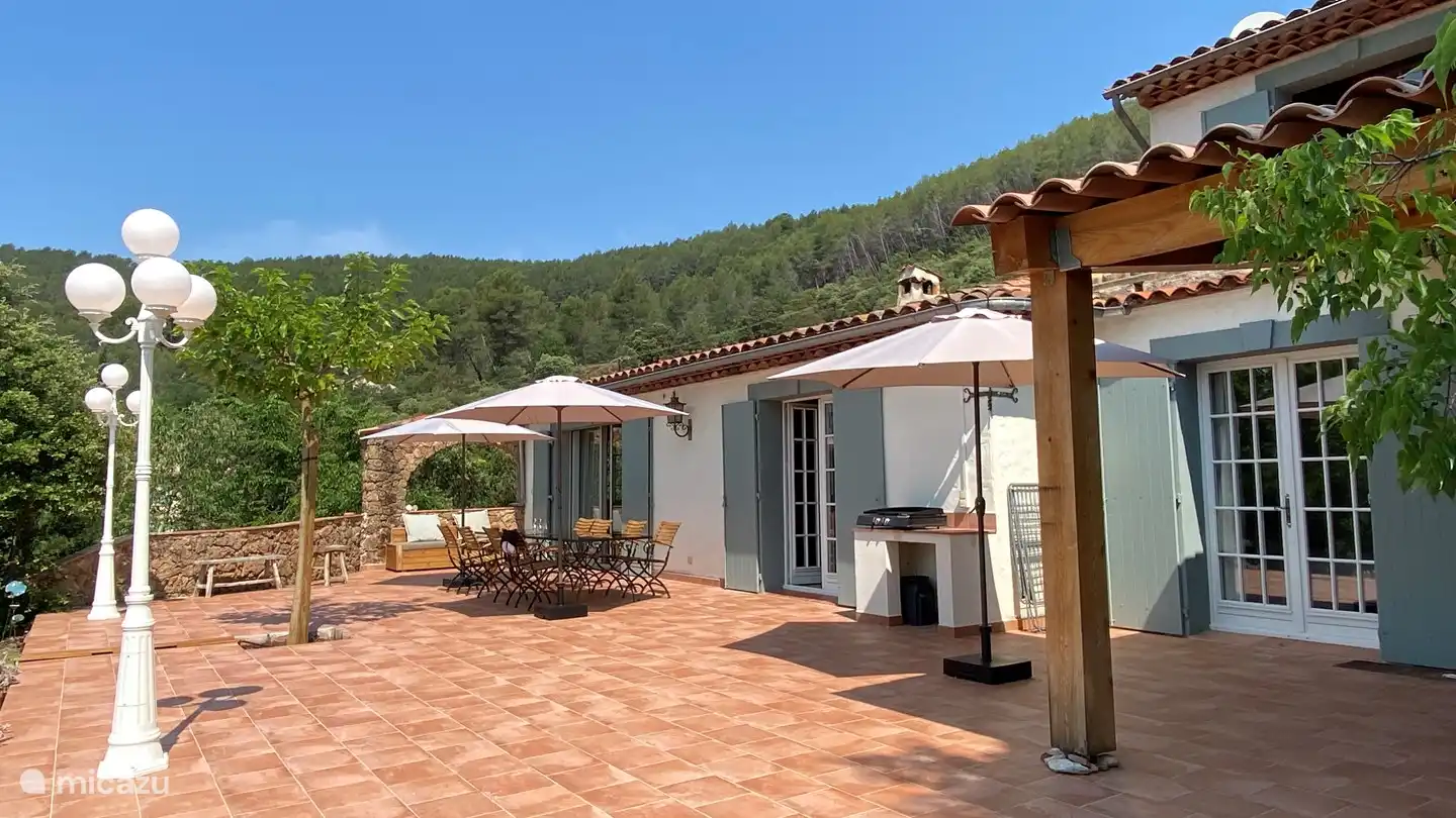 Auf der Terrasse befindet sich die Plancha, eine Grillplatte.  Jede Form von offenem Feuer ist verboten.