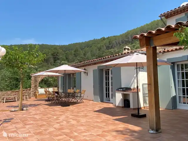 Solange, la maison qui vous enchante. | France, Var, La Motte - villa Sur la terrasse se trouve la plancha, une plancha.  Toute forme de tir à ciel ouvert est interdite.