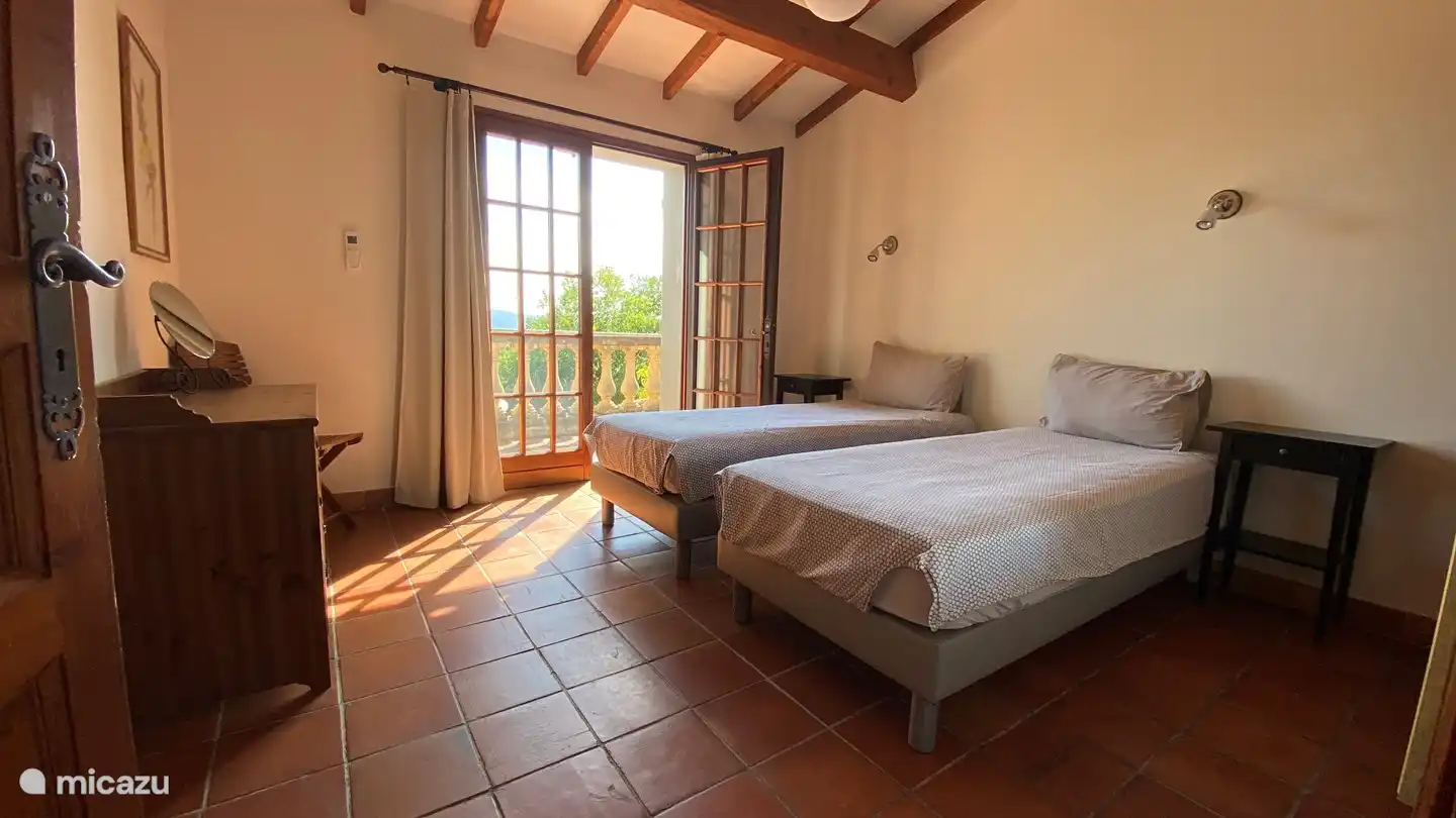 Schlafen und Baden. Im ersten Stock befinden sich 2 Schlafzimmer mit luxuriösen Boxspringbetten, Klimaanlage und 2 Schränken. Es gibt 2 Kinderbetten. Zimmer mit eigener Terrasse.